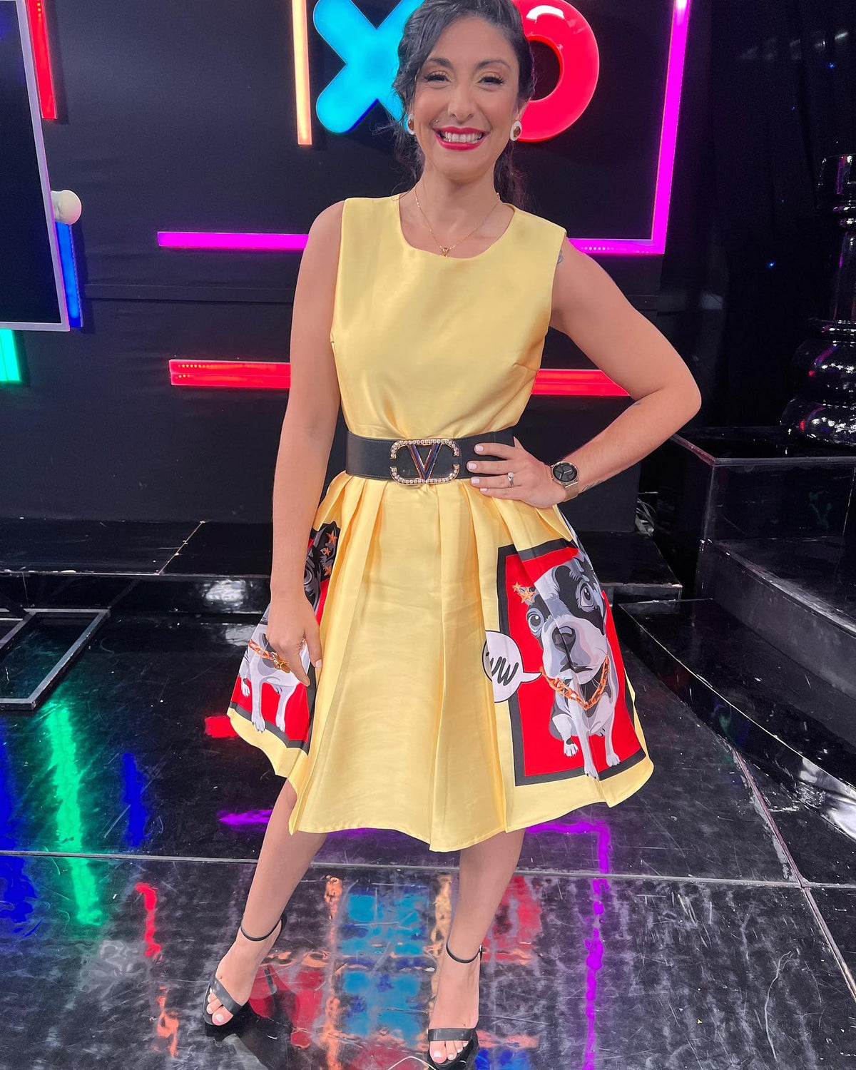 Classic yellow dress with bulldog pocket design